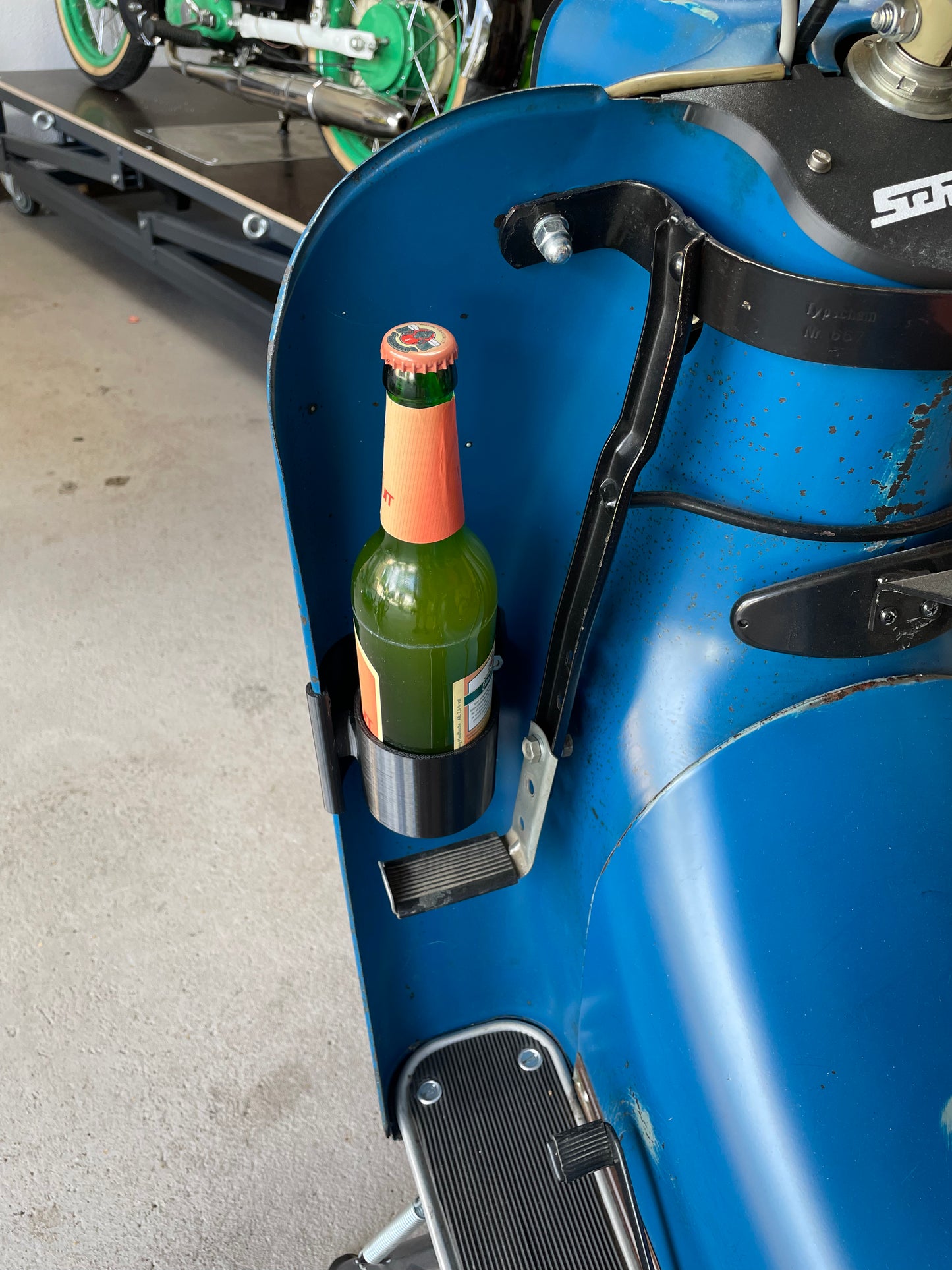 „Getränkehalter Simson Schwalbe montiert am Knieblech – passgenau“